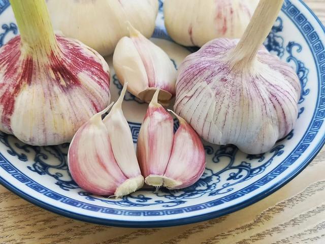 吃大蒜能降血压？提醒：不能当药用