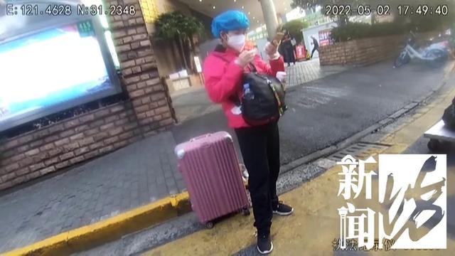 男子上海就医病逝妻子流落街头 男子上海就医病逝妻子流落街头（战神看女儿捡破烂） 时事