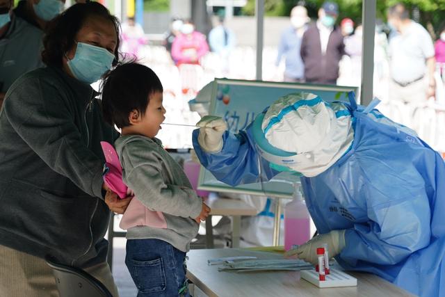北京朝阳：小关街道核酸检测点设置“幼儿专用通道”