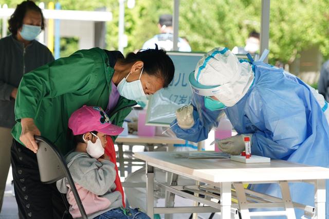 北京朝阳：小关街道核酸检测点设置“幼儿专用通道”