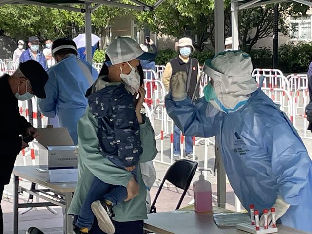 北京朝阳：小关街道核酸检测点设置“幼儿专用通道”