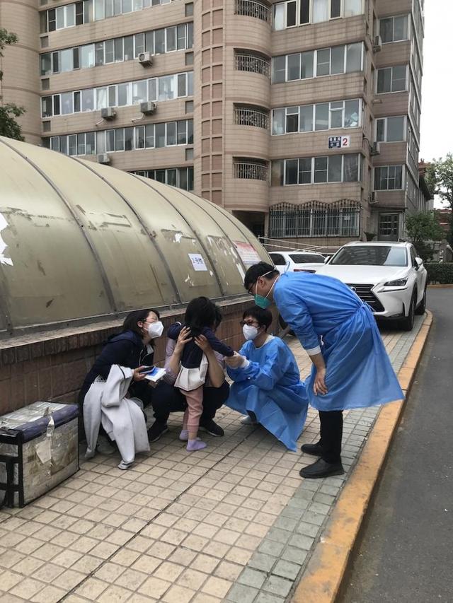 战“疫”一线：东城区城管委下沉干部张玲在封控区当楼长服务居民