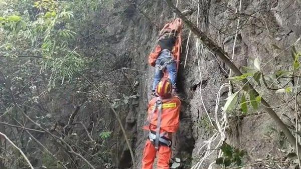 “风水先生”不慎踏空！坠崖卡树上
