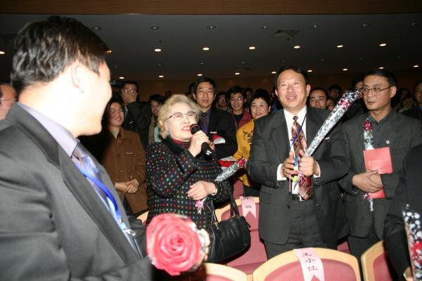 为什么一所非艺术类院校的师生也来送别秦怡？原来她在校担任兼职教授近30年