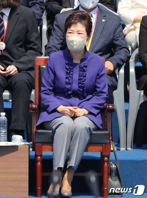 韩国新总统尹锡悦宣誓就职 朴槿惠文在寅同框现身