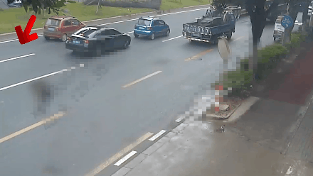 “我要报警，有公交车撞我！”