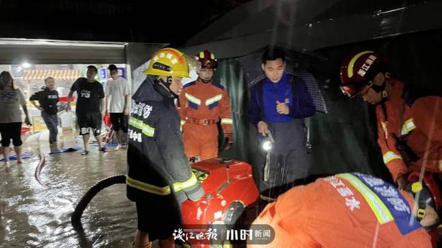 暴雨如注，缙云城区一沿街商铺被淹，抽水一个多小时才排干
