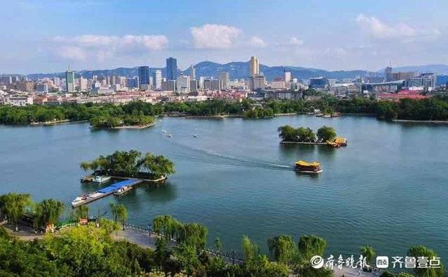雨后泉城蓝回归，济南大明湖风景如画