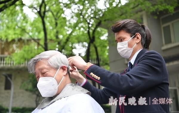 新华路“葱哥”一把剪刀让邻居“头势清爽”
