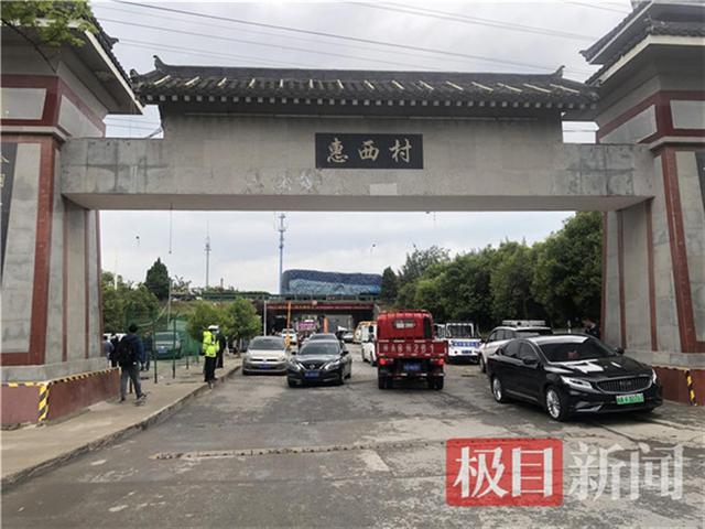 西安3岁男童掉进下水道被冲走父亲施救不及，当地已组织专班搜救