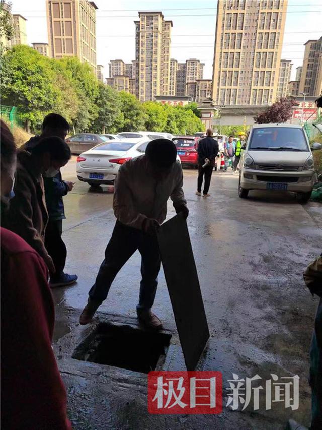 西安3岁男童掉进下水道被冲走父亲施救不及，当地已组织专班搜救