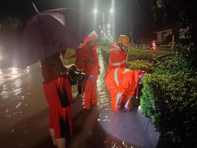 在广东防汛一线，他们的每一个举动都让人动容