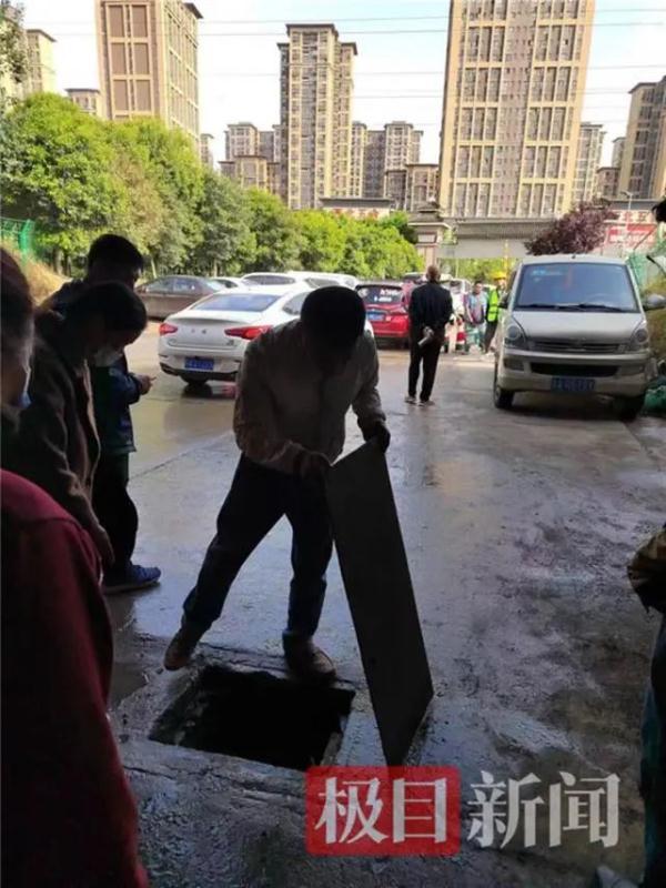 揪心！3岁男童走着走着掉进下水道被冲走，已失联超过48小时……父亲去救却被卡住