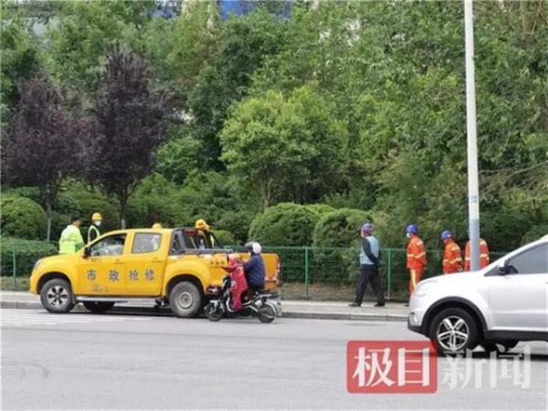 揪心！3岁男童走着走着掉进下水道被冲走，已失联超过48小时……父亲去救却被卡住
