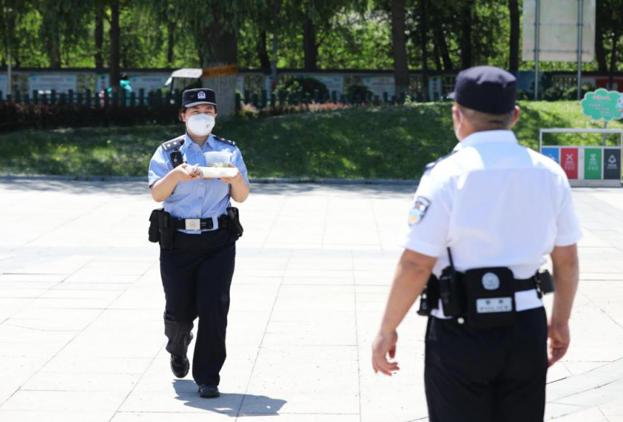 北京通州疫情最前线：父女警官，并肩战斗