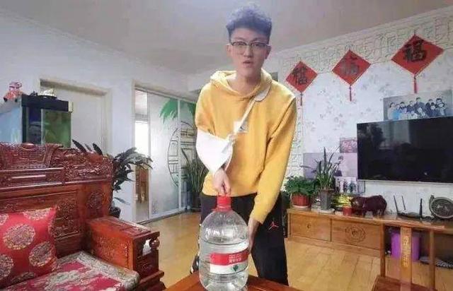 居民楼深夜起火！救人还是备考？青岛这名准高考生毅然冲上去