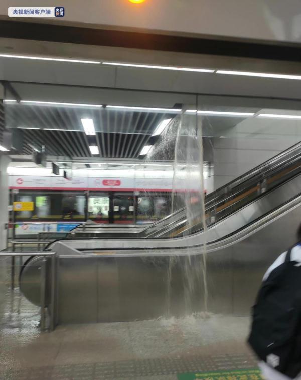 杭州通报地铁站内积水：湖水外溢