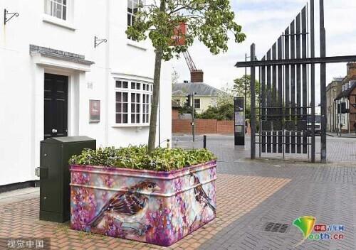 英国艺术家街头巧手“变装”长椅花盆秒变艺术品