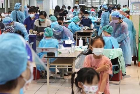 台湾现儿童疫苗之乱 冒雨排队一针难求家长骂翻