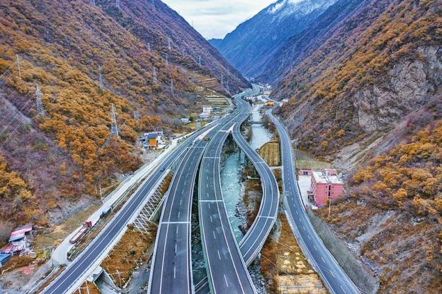 汶马高速公路古尔沟互通.