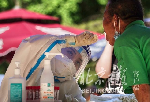 直击｜北京高温蓝色预警下，核酸采样点采取这些措施
