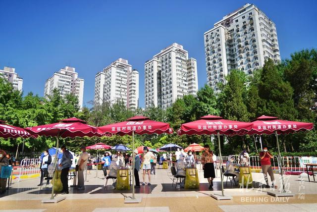直击｜北京高温蓝色预警下，核酸采样点采取这些措施
