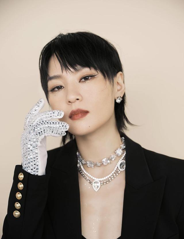 (写真风格)周笔畅《声生不息》黑西装造型写真释出 风格叛逆潇洒不羁