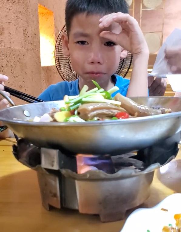 广东8岁男孩来湖南旅游被辣哭 爸爸的回应亮了