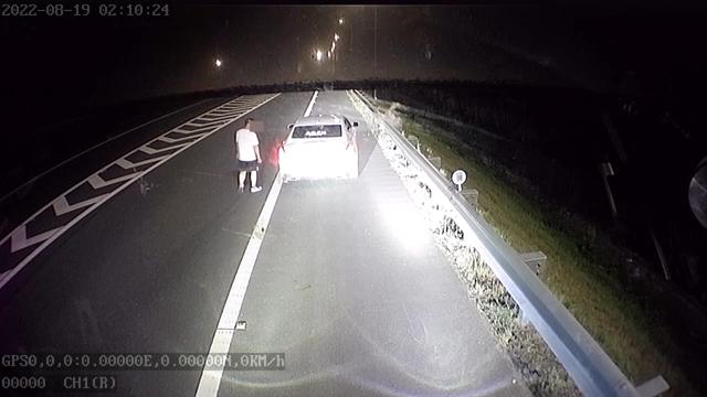 高速上 别 大货车 导致追尾事故后还逃逸怎么办「高速追尾事故」