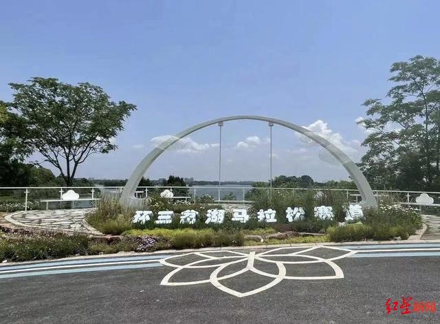 On the morning of September 29, the launch ceremony of the Sancha Lake Marathon Track in the East New District of Chengdu and the National Day Lake Cycling Tour were officially launched on the shore of Sancha Lake. Cycling enthusiasts set off from Maanshan Wharf to start a brand - DayDayNews