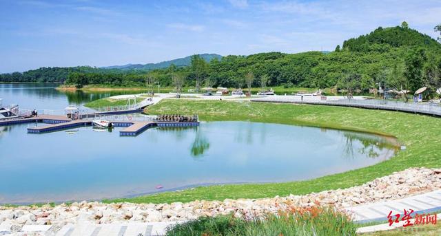 On the morning of September 29, the launch ceremony of the Sancha Lake Marathon Track in the East New District of Chengdu and the National Day Lake Cycling Tour were officially launched on the shore of Sancha Lake. Cycling enthusiasts set off from Maanshan Wharf to start a brand - DayDayNews