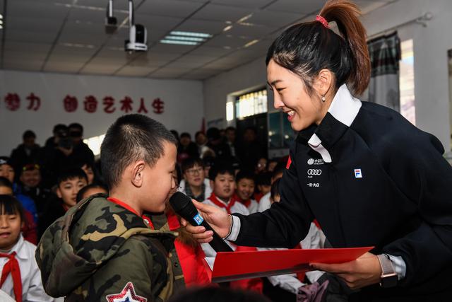 Xu Mengtao communicated with students at Bailang Primary School, Bailang Town, Alshan City. The members of the National Training Team of Freestyle Skiing Aerial Skills used their winter training in Alshan, Inner Mongolia to popularize skiing knowledge for local primary school stu - DayDayNews