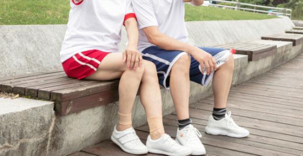 什么鞋叫老人防滑鞋（过度强调防滑的老人鞋不能买）(1)
