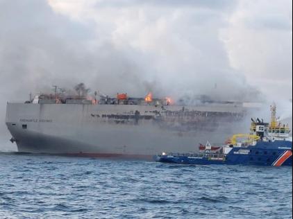 媒体：载有近3000辆汽车货轮在荷兰附近海域起火