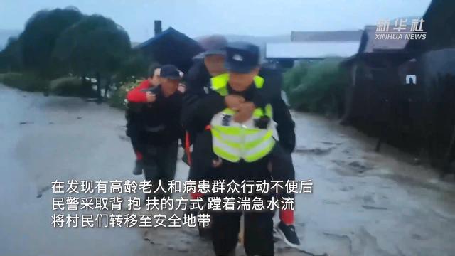黑龙江东宁：村庄凌晨进水 民警紧急转移群众