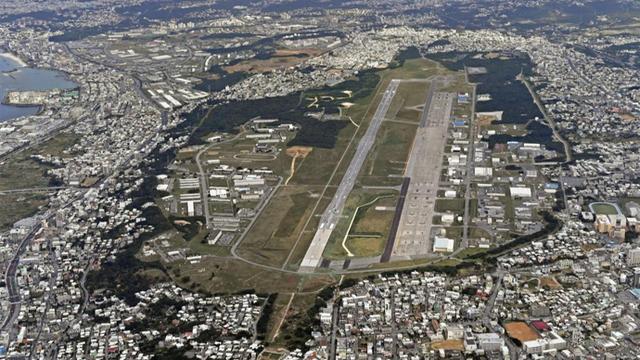 駐日美軍直升機「高空掉袋」，沖繩民眾抗議！袋子還沒找到 - 天天要聞