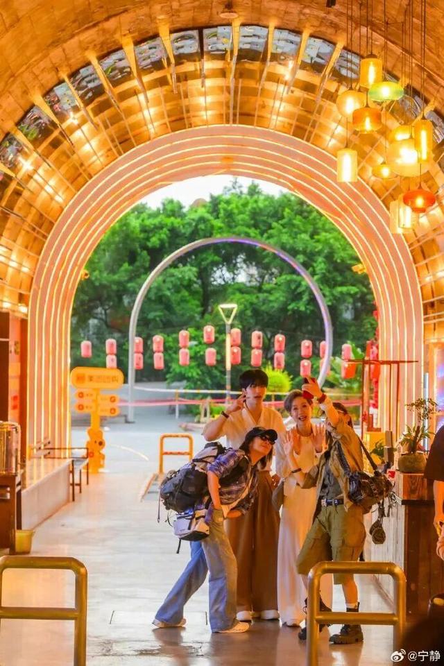 專訪寧靜：00後說我是綜藝咖，我開心得很 - 