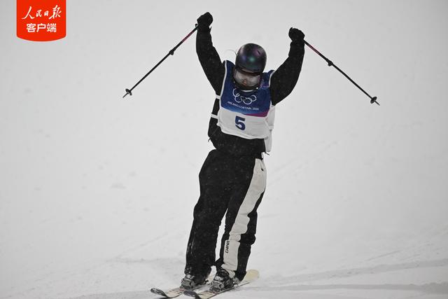 谷愛凌米蘭冬奧會自由式滑雪大跳台摘銀 - 