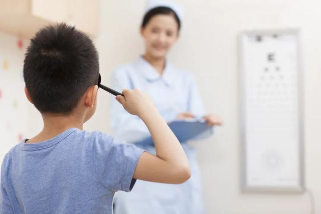 右眼0.02 左眼0.1，14歲男孩常與家中貓狗同吃同睡，雙眼感染弓蛔蟲幼蟲近乎失明！醫生：早期癥狀隱匿，延誤治療可致永久性視力殘疾 - 