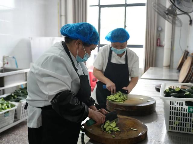 讓媽媽掌勺校園食堂，湖南這所學校獲新華社報道 - 