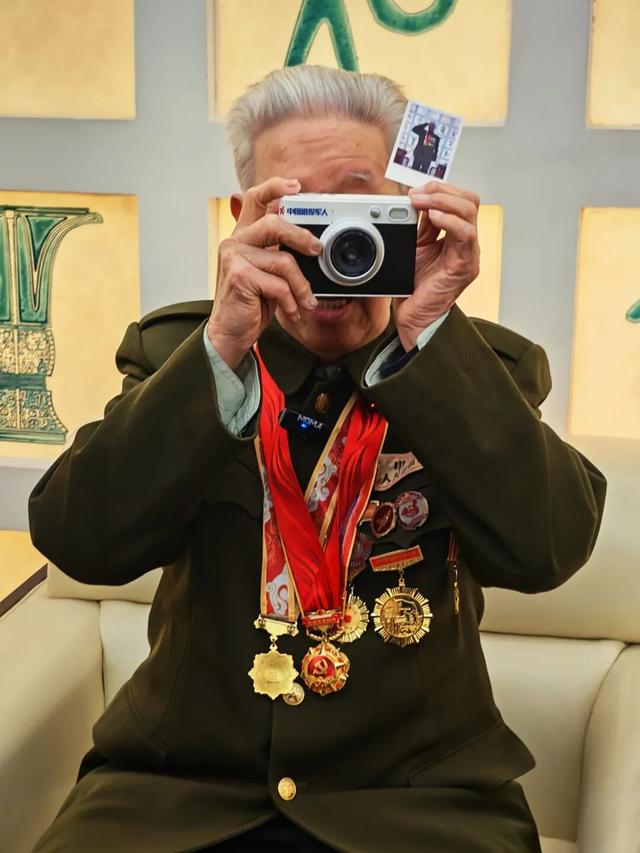 94歲戰地記者，收到了一份特殊禮物...... - 