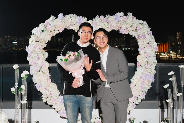 型男主播訂婚「情定6年男友」！男友單膝下跪求婚…淚回：我願意