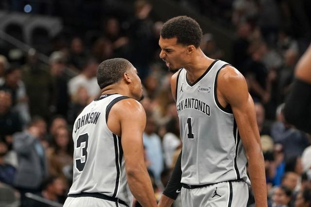 文班甘當綠葉！馬刺眾將合力掀翻雷霆  證明球隊躋身頂尖強隊之列 - 