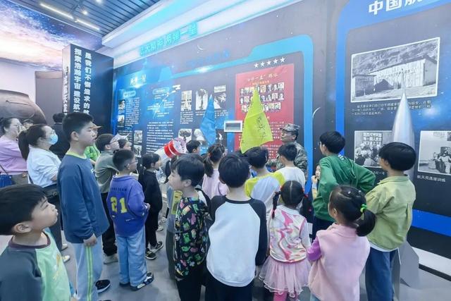 家+書屋｜學逃生、開戰機、探核心艙……“柘”里的少年這樣致敬中國航天 - 