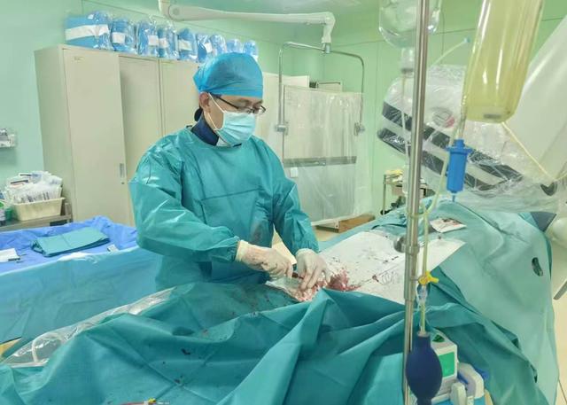 專科協作開新局 微創精準解頑疾 —— 市五院成功完成院內首例股骨頭缺血性壞死介入治療 - 