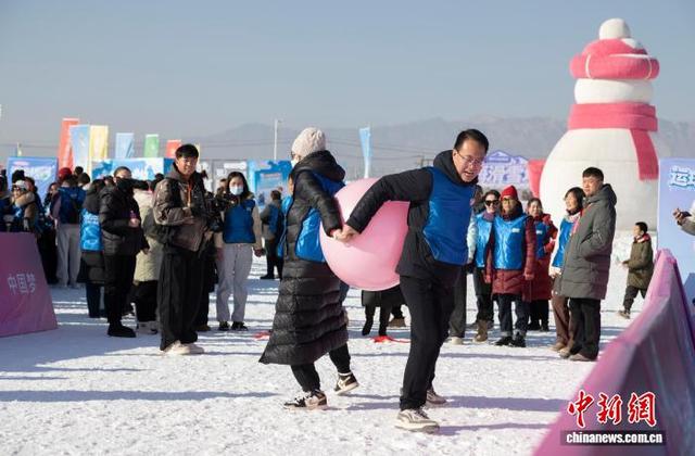 寧夏：市民樂享雪地趣味運動會 - 