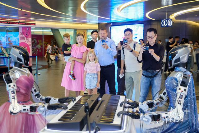 不止硬科技，更要軟服務！廣交會首日廣貨吸引全球目光 - 