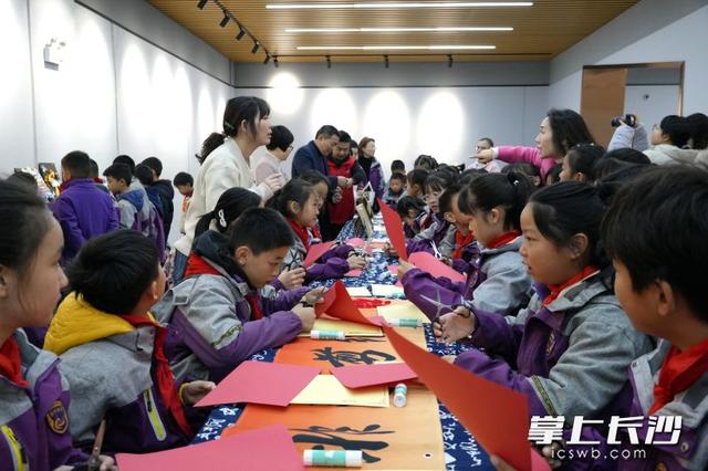 美育1小時N種體驗，長沙市“圓夢工程”送藝和平小學 - 