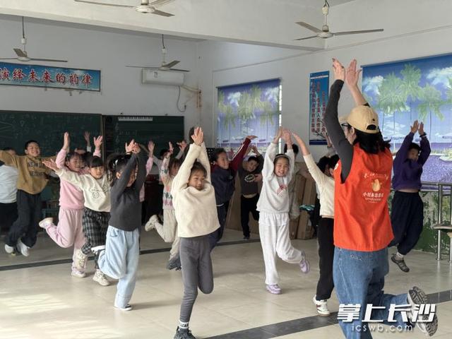 長沙青少年宮捐書助學，為華容縣學子築夢書香路 - 