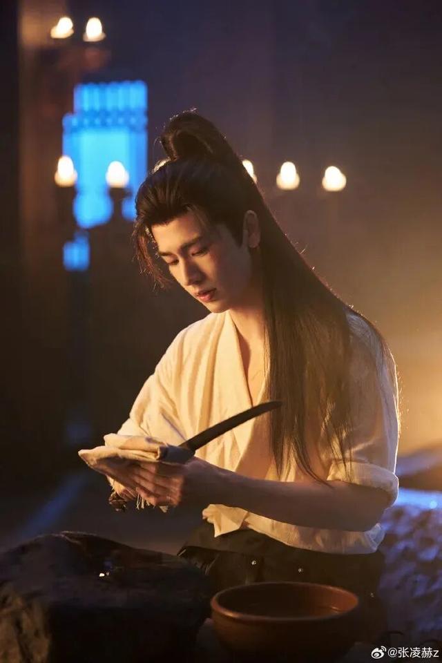 張凌赫在高鐵站遭遇圍堵、近距離拍攝，相關人員惡意擋路導致現場秩序極度混亂，工作室發聲明：堅決抵制任何形式的私生行為及代拍行為 - 